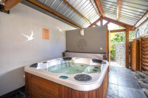 COTTAGE ROC - Villa 4 personnes - 2 chambres - avec jacuzzi privé et accès direct à la plage et à l'esplanade de Boucan Canot avec ses bars et restaurants